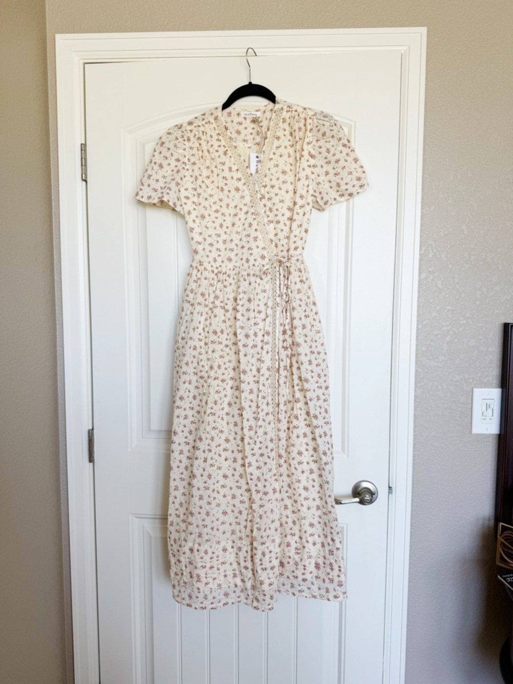 Neuflora Fall River Women's Cream Floral Midi Wrap Dress size Small NWT